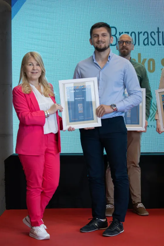 Esef Ćosić accepting a fast-growing company award