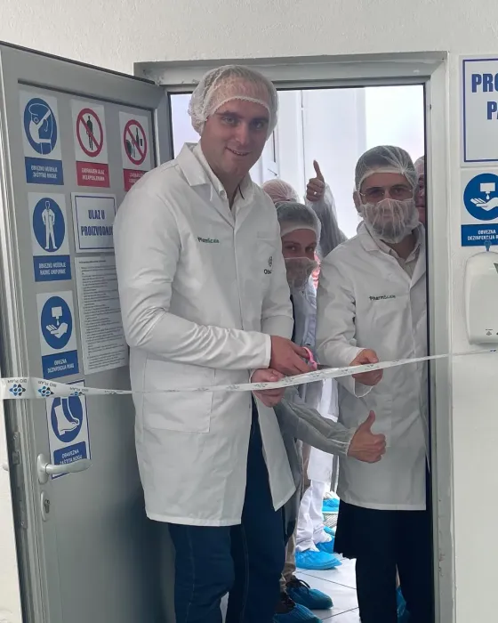 Senad Bećirović cutting the ribbon at the entrance to PharmScale's production line, October 15 2022